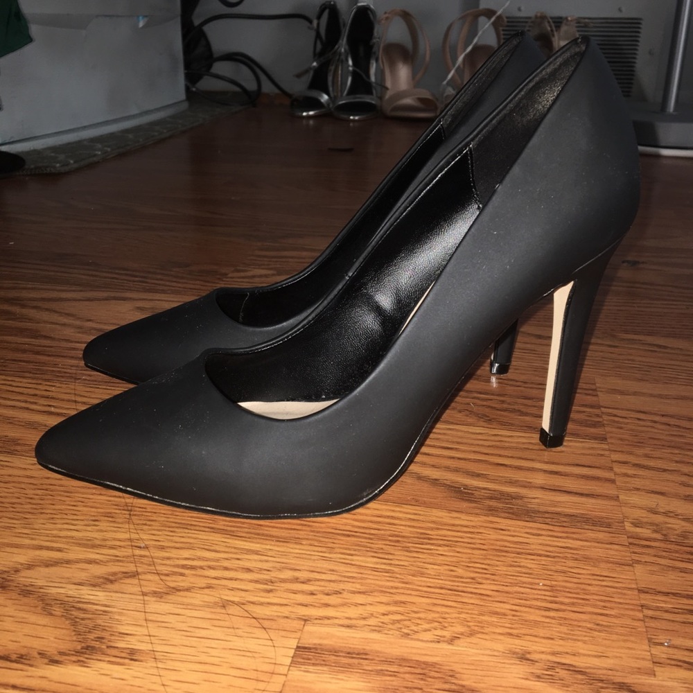 Black point toe heels